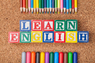أساسيات الإنجليزية للحياة اليومية: دليل المبتدئين للناطقين بالعربية